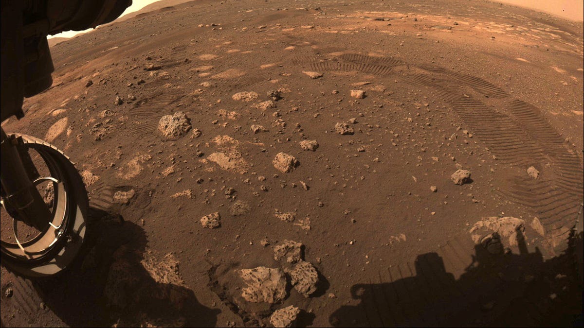 Một số đường chân trời của sao Hỏa, với các bánh xe điều khiển ngay trong tầm mắt.