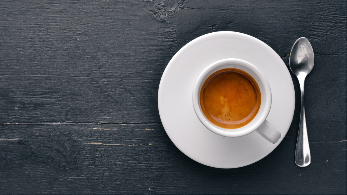 Một tách cà phê espresso trên bàn đen