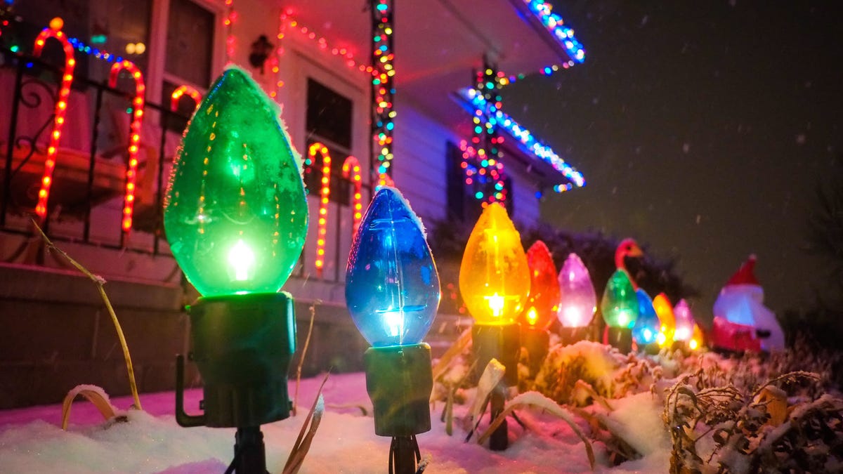 Một dãy đèn Giáng sinh xếp hàng dài trước cửa một ngôi nhà.