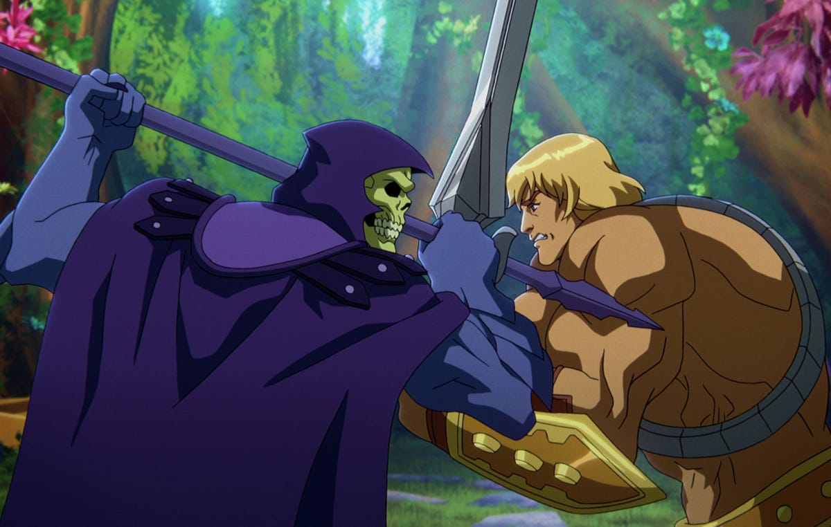 I en stillbild CG-animation från Masters of the Universe: Revelation, Skeletor (vänster), som bär en lila cape och huva, greppar sitt spjut i strid mot He-Man (höger), en stark toplös blond man med ett guldbepansrat bälte och handledsplattor som håller ett silversvärd.