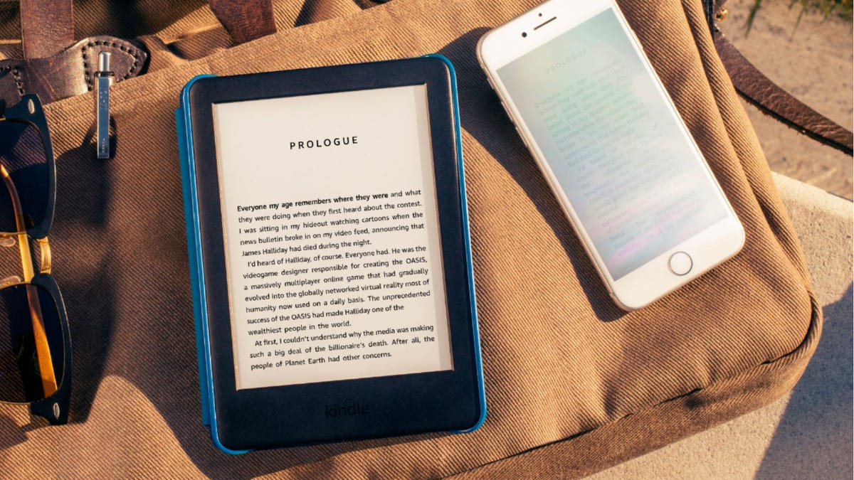 Amazon Kindle  đặt trên một cái túi dưới ánh sáng mặt trời.