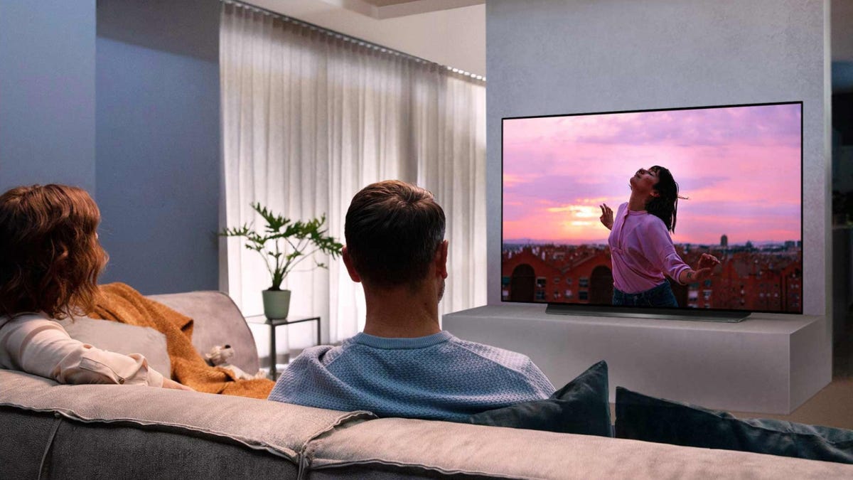TV LG OLED65CXPUA trong phòng khách