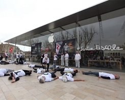 Aktivis Panggung Mati dalam bahasa Prancis Apple Toko untuk memprotes…