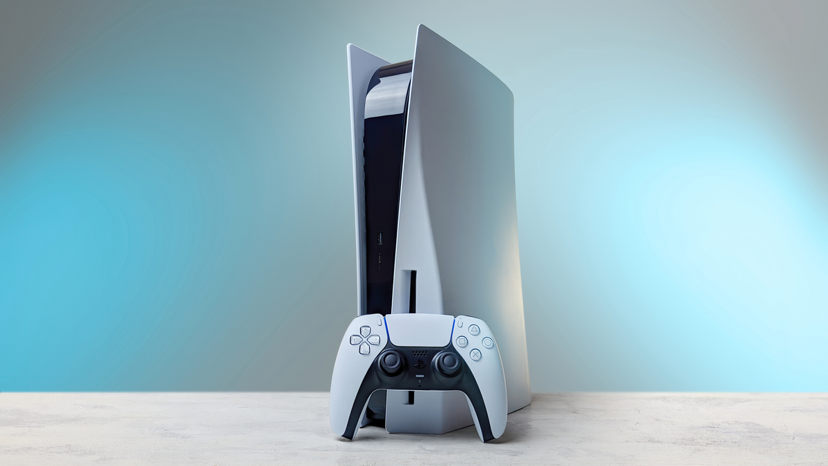 Sony PlayStation 5 và bộ điều khiển đứng trên một chiếc bàn hiện đại
