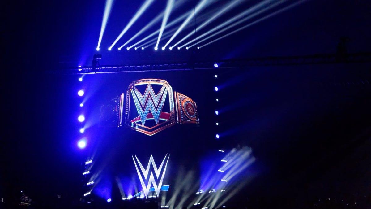Sân khấu WWE với ánh sáng chiếu khắp nơi