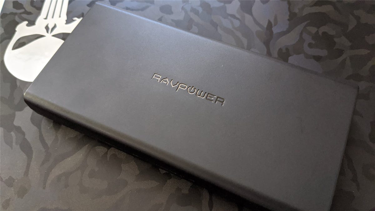 Baterai RavPower di Pixelbook dengan kulit camo dan stiker Punisher