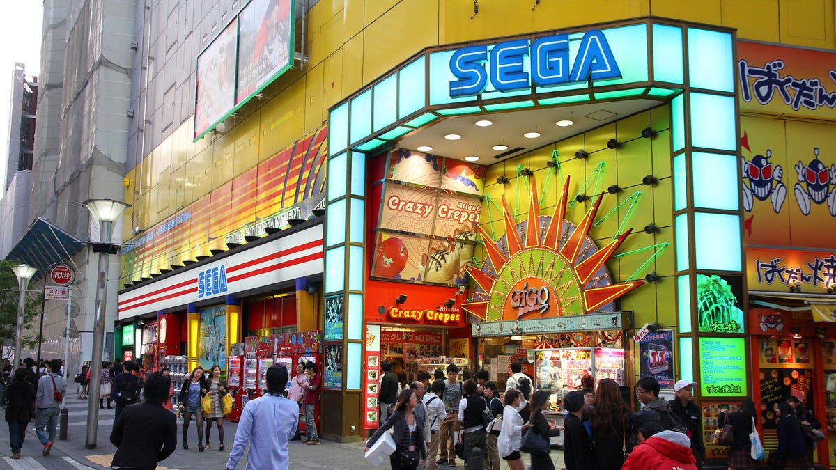 Bên ngoài của một trung tâm trò chơi điện tử mang thương hiệu SEGA.