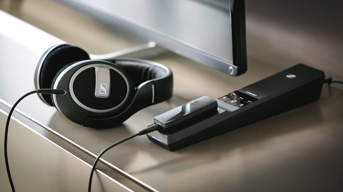 Sennheiser Flex 5000 låter dig använda trådbundna hörlurar för att lyssna på dina favoritprogram.