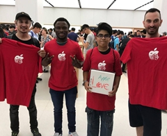 Indiska studenter är de yngsta kunderna när Apple Store öppnar