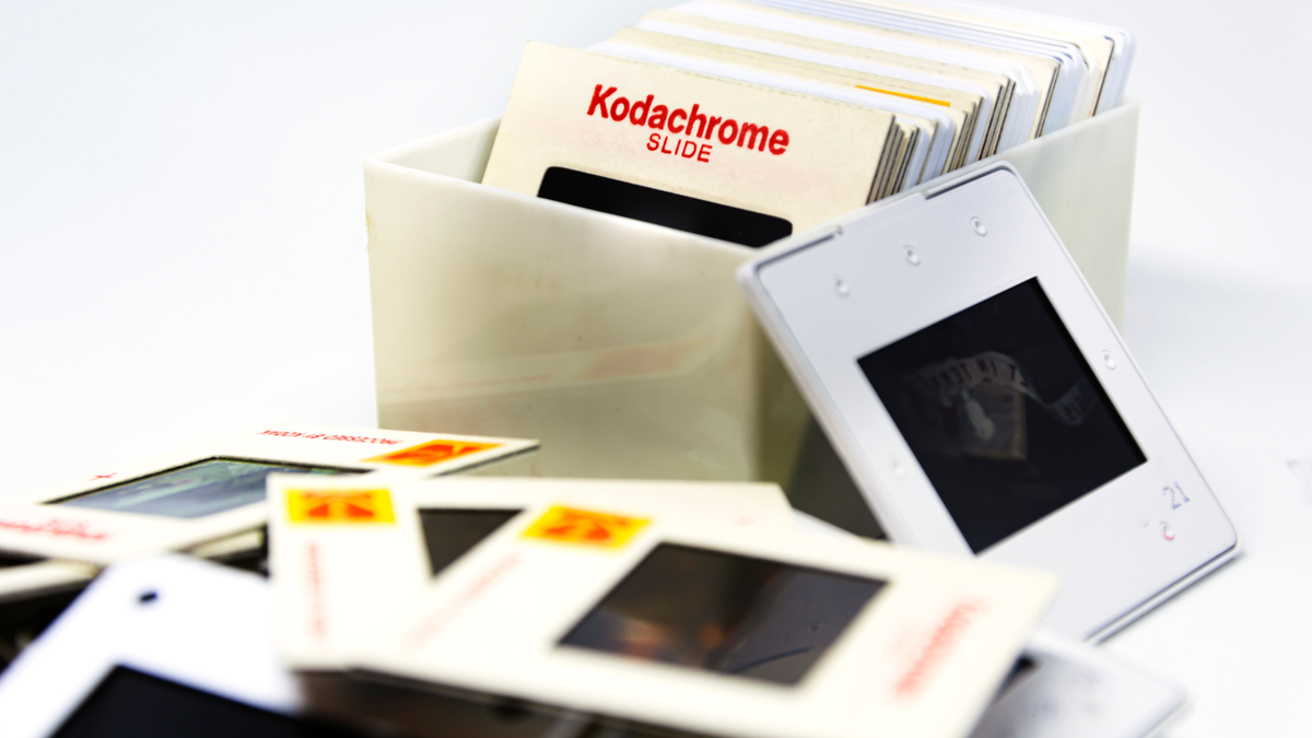 Nhóm thương hiệu Kodachrome trượt từ những năm 70 bên trong hộp nhựa và nằm rải rác trên bàn