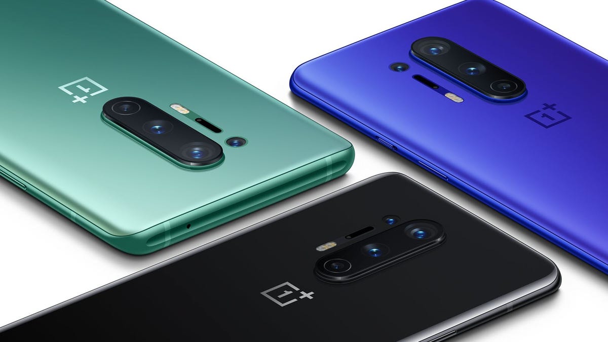 Tiga ponsel OnePlus 8 berwarna hijau, biru, dan hitam.