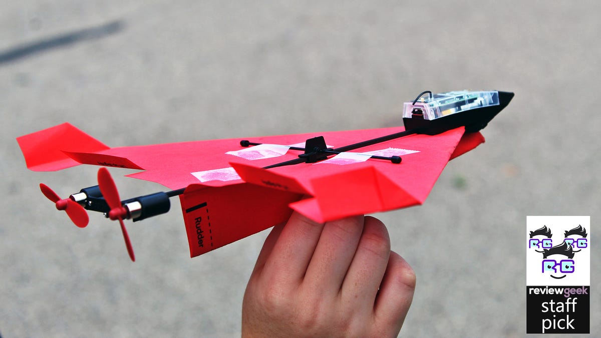 Một chiếc máy bay giấy được kết nối với một máy bay không người lái RC