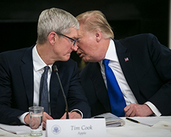 Trump säger att han pratade med Apples vd Tim Cook om tullar och…