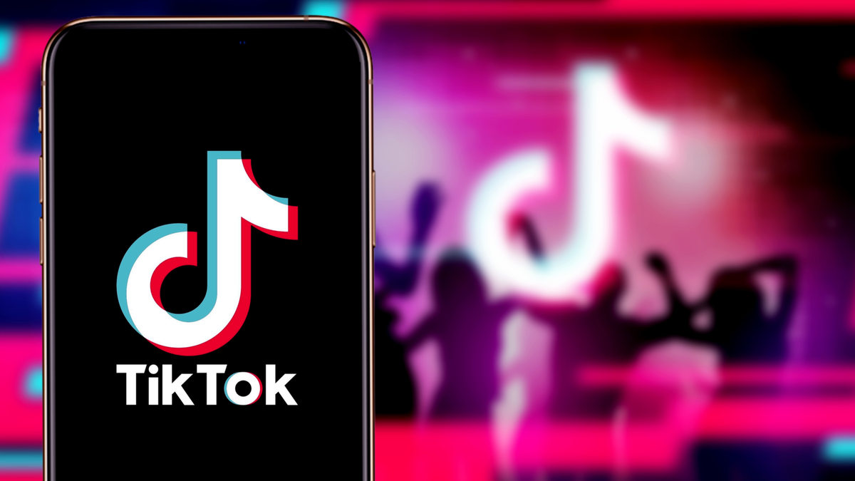 Ứng dụng TikTok thay thế TikTok tốt nhất trên iPhone trước logo TikTok và bóng của những người đang tiệc tùng