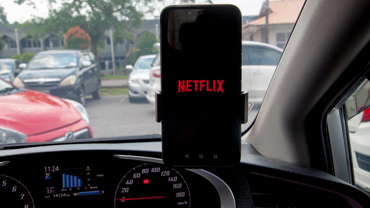 Netflix trên điện thoại Android trong ô tô.