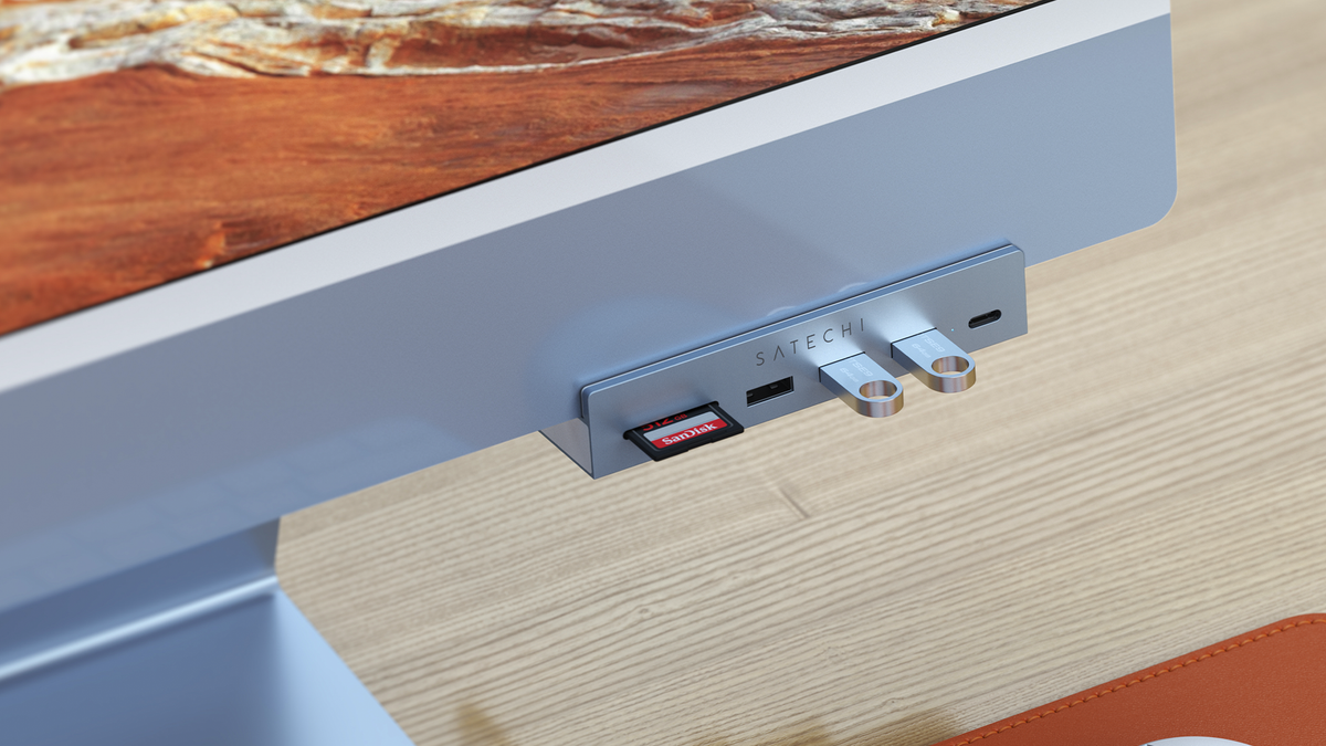 Trung tâm USB-C mới của Satechi được kẹp vào cằm của iMac M1.