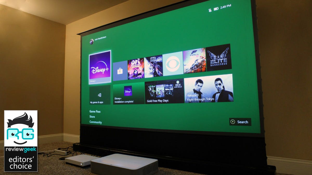 Máy chiếu Vava, đặt cạnh Xbox với màn hình lớn 100 inch chỉ cách vài inch.