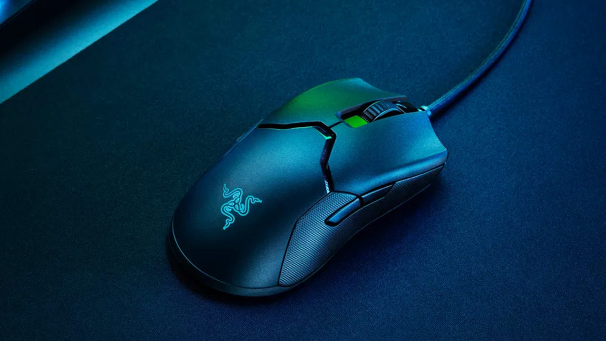 Mouse gaming Razer Viper 8K dengan lampu biru dan hijau di atasnya
