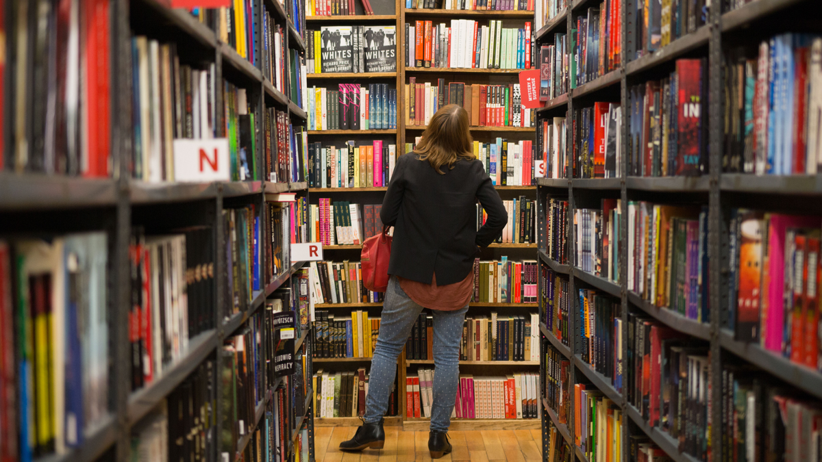 Một người xem sách trong hiệu sách ở Thành phố New York