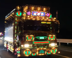 Japansk dekorerad lastbil "Lady Misaki" Into New Shot på…