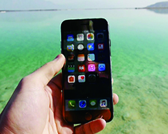 Iphone 7 i det salta Döda havet i 24 timmar – kommer den att överleva?