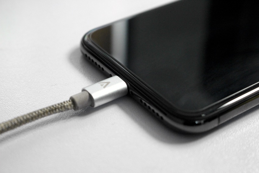 Cara membersihkan port Lightning iPhone dengan benar