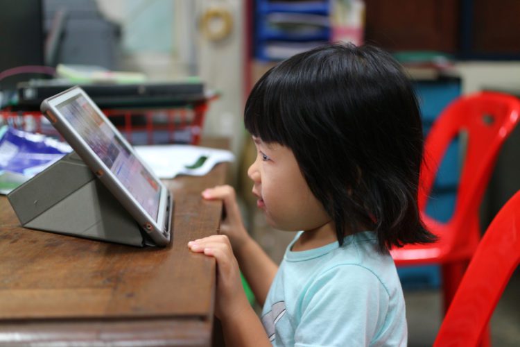 Cách tắt màn hình cảm ứng trên iPhone và iPad trước khi giao chúng cho trẻ em
