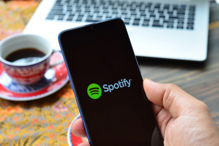 Testar Spotify för Android Nytt användargränssnitt för flytande minispelare