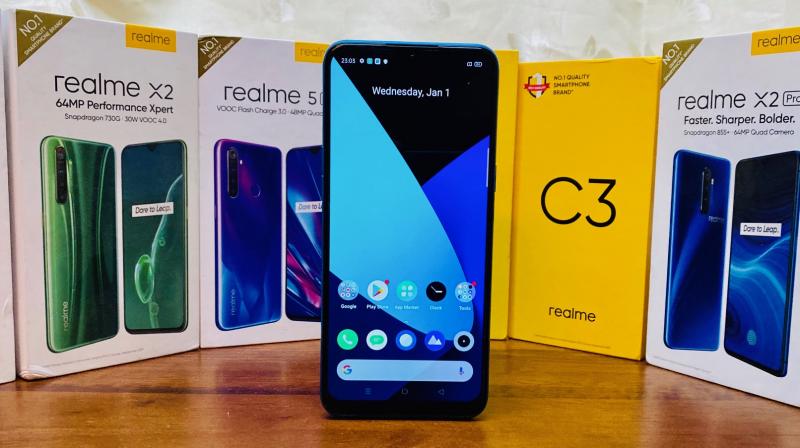 The first thing you notice here is the gorgeous, tall 20:9 display on the Realme C3.