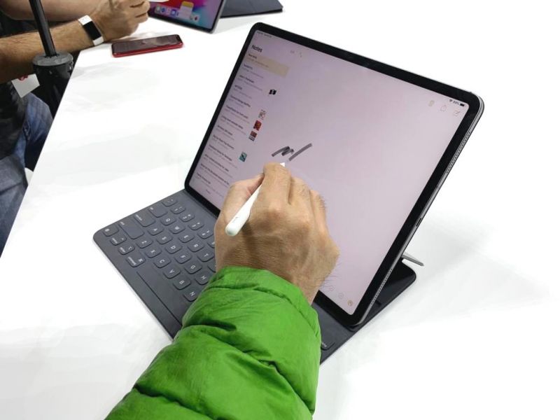 Den nya Apple Pencil är nu magnetiskt fäst på sidan av iPad och kan laddas trådlöst.  Den har en pekknapp för att ge genvägar i olika iPad-appar.  Alternativt kan användare trycka på iPad Pro för att öppna Notes-appen utan att söka efter den.