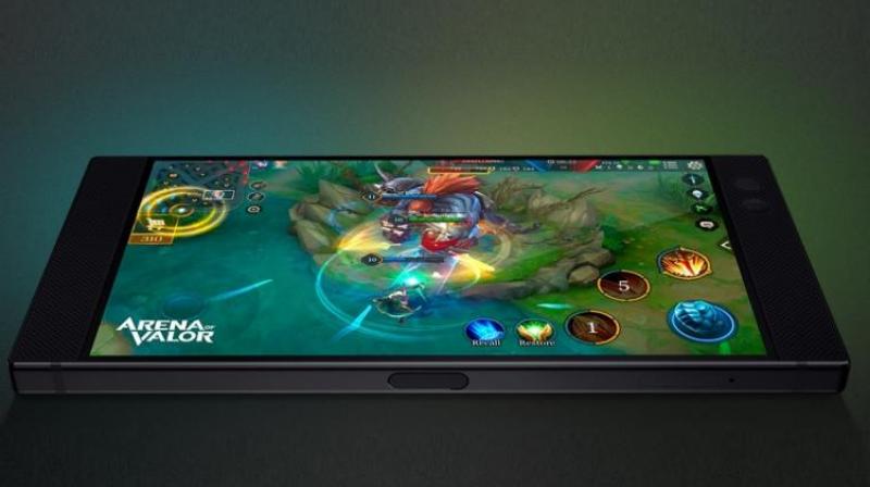 With the aspect ratio of 16:9, the Razer Phone 2 will probably boast of the 1440 x 2560 pixel QHD panel.