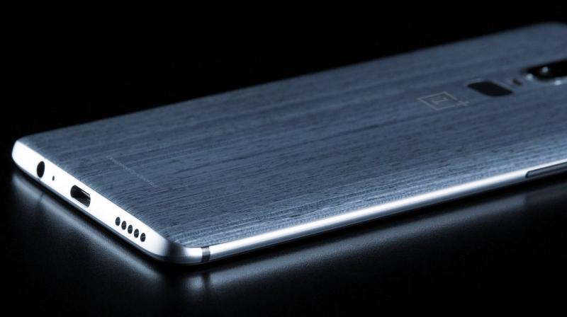 The curved edge on the rear panel also suggests OnePlus opting for either a glass or ceramic finish.