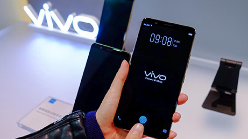 World's first fully working In-screen fingerprint scanner Vivo smartphone.
