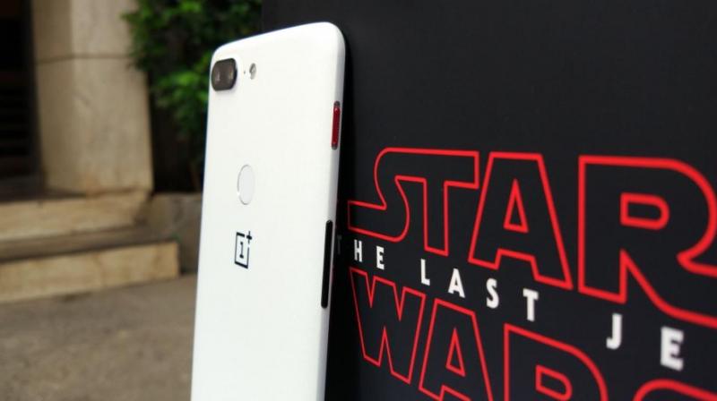 If you consider yourself to be a true Jedi, i.e. a massive fan of the Star Wars franchise and prefer basking in the glory of the greatest fictional heroes of the universe even on the move, then you should immediately head out to the nearest OnePlus store.