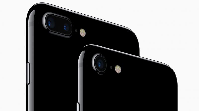 There are also reports claiming the company will be launching a 5-inch model featuring a vertical dual-camera system, as compared to the horizontal one that is available on the iPhone 7 Plus.