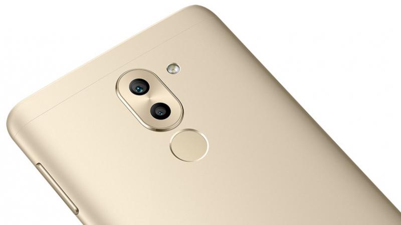 According to the information provided on Helpix, the smartphone will be available in gold, grey and silver colour variants.
