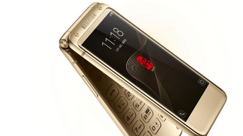 The smartphone serves as the predecessor to Samsung’s previous flagship – the W2016.