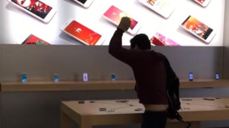 Videor |  Arg Apple-kund säger upp iPhone i butik