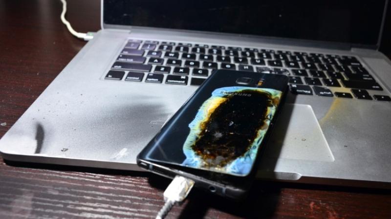 It seems like Samsung’s troubles are far from over. A new report comes in from China where a user tweeted that his ‘Safe’ Samsung Galaxy Note 7 exploded. Fortunately, nobody was hurt. (Photo credit: CNN)