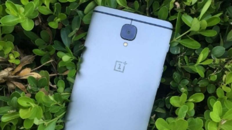 The OnePlus 3 survived a 750 feet drop without getting any scratches