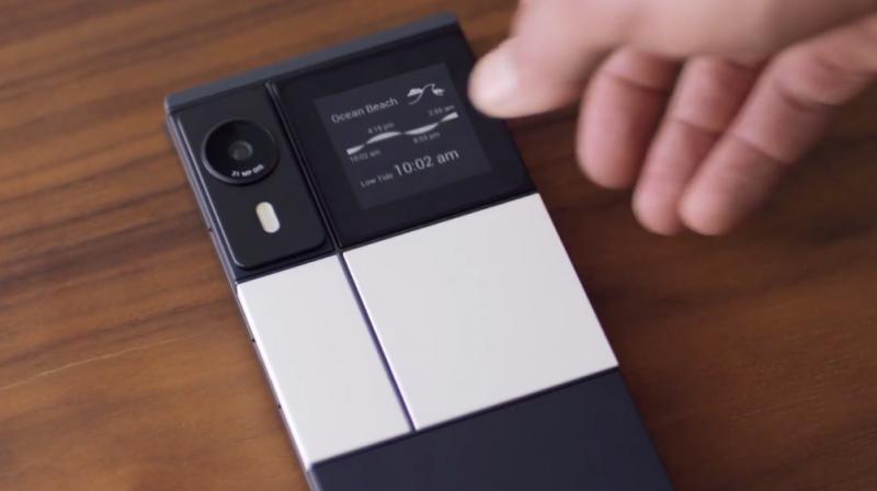The Project Ara platform allows people to hot-swap various smartphone modules.