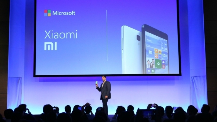 Terry Myerson visar upp en Mi 4 som kör Windows Phone OS (Bild: Microsoft)