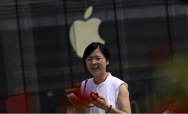A customer in China, outside the Apple store (Photo:AP)