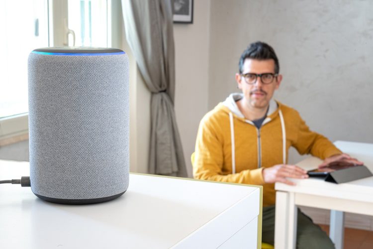 Prosedur pembayaran Amazon Suara pria baru Alexa