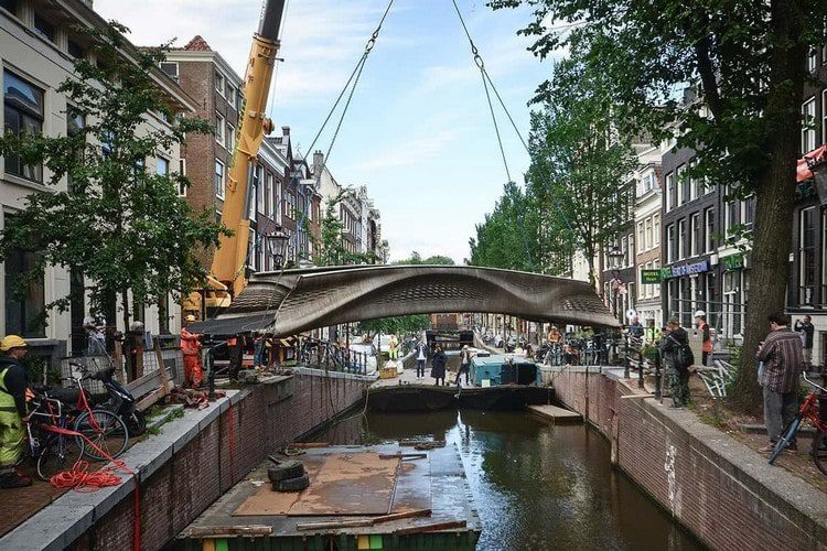 Khám phá Cầu thép in 3D đầu tiên trên thế giới được lắp đặt ở Amsterdam