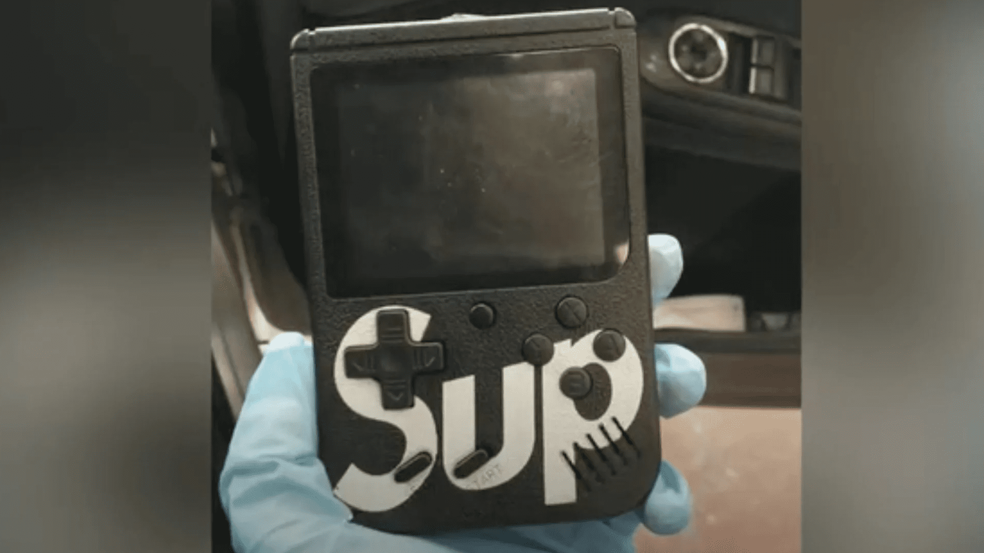 Tjuvar använde denna “Game Boy” för att stjäla 5 Mitsubishi Outlanders