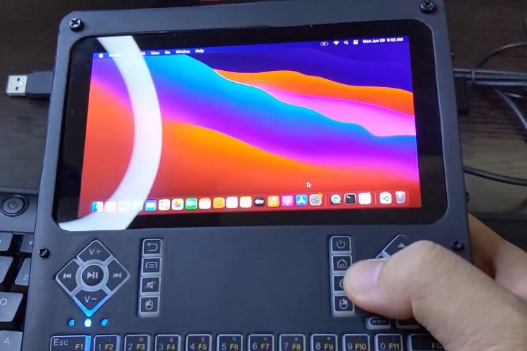 YouTuber này đã xây dựng một máy tính cầm tay chạy được AppleMacOS Big Sur của