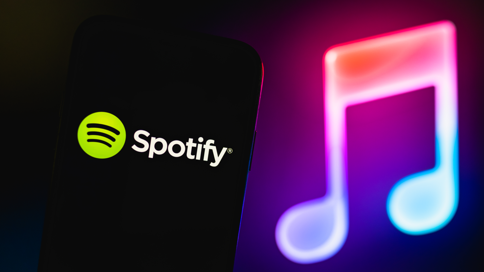 Logo Spotify phía trước màn hình neon với hai nốt nhạc