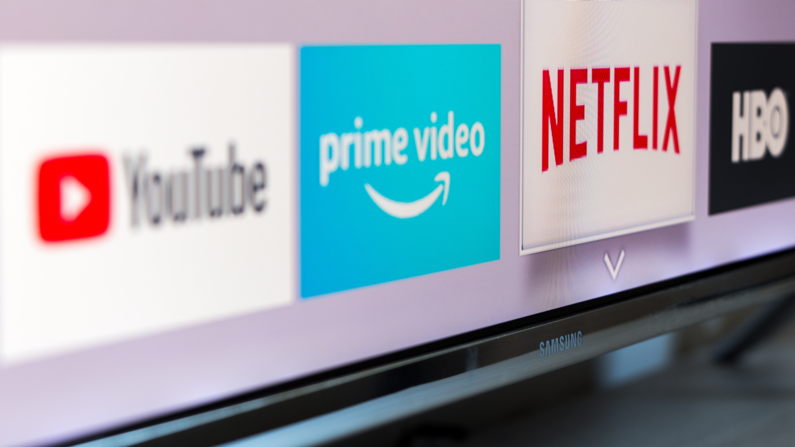 TV thông minh Samsung có logo ứng dụng phát trực tuyến video cho YouTube, Prime Video, Netflix và HBO trên đó