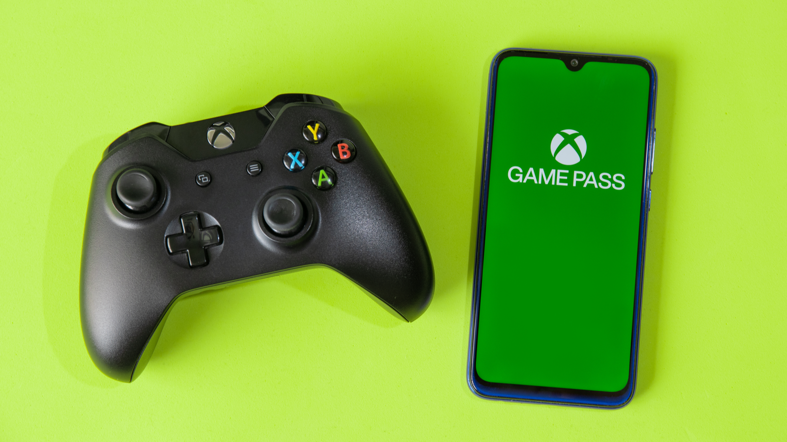 Ứng dụng Xbox Game Pass trên điện thoại thông minh bên cạnh bộ điều khiển Xbox One